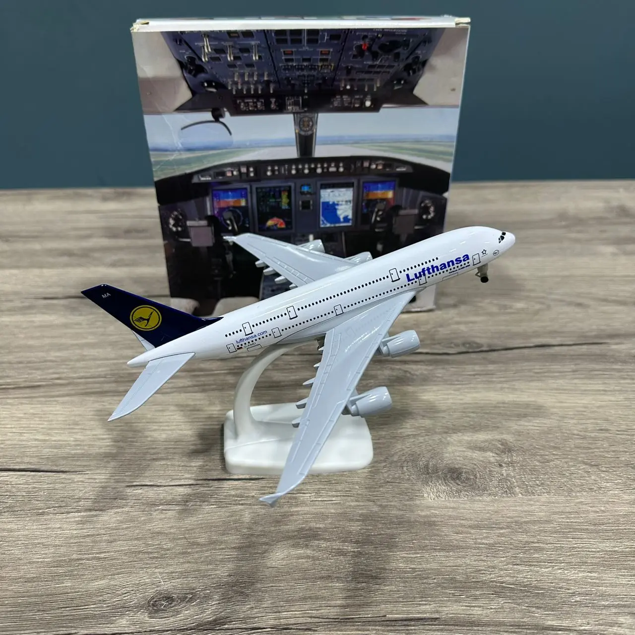 AVION MINI AIRCRAFT MODEL AIRBUS A380 LUFTHANSA 18CM AVEC SUPPORT ET ROUES EN METAL